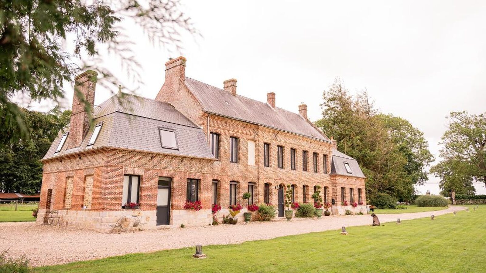 Manoir des Carreaux vu depuis le pré